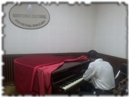 Diego Barrientos se da el gusto de interpretar una pieza de música clásica, en el hermoso piano de cola del auditorio de la Radio Nacional Argentina